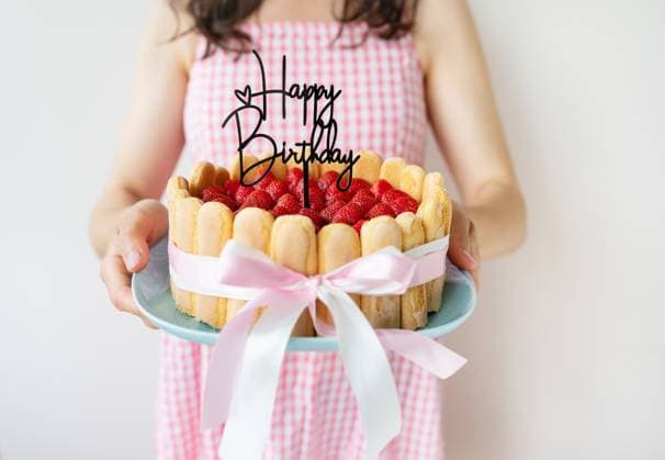 Creative Highlights Symbolbilder A girl in a pink dress holds a strawberry mousse cake in her hands with fresh strawberries and the inscription happy birthday. A girl in a pink dress holds a strawberry mousse cake in her hands with fresh strawberries and the inscription happy birthday ,model released, Symbolfoto Copyright: xZoonar.com SergiyxArtsabax 20618550 ,model released, Symbolfoto ,property released