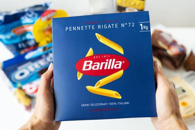 Chicago, USA - 09 07 2023: View of a hand holding a package of Barilla gluten-free spaghetti in a store. Chicago, USA - 09 07 2023: View of a hand holding a package of Barilla gluten-free spaghetti in a store Copyright: xZoonar.com SergiyxArtsabax 20718812