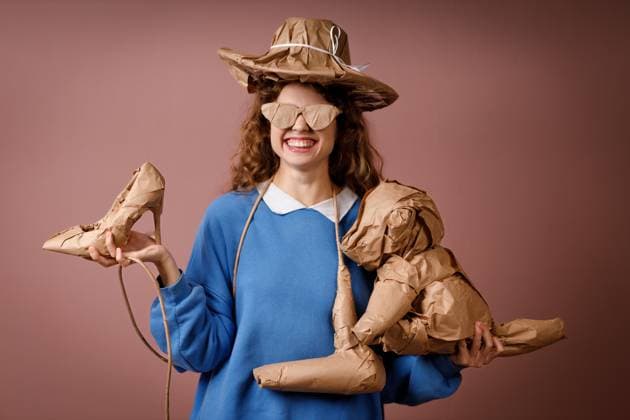 Creative Highlights Symbolbilder Young positive smiling woman receives surprise gift and holding in hands bunch of gifts wrapped in rustic beige craft paper. Hat, shoes, hair dryer, soft toy and glasses. Young positive smiling woman receives surprise gift and holding in hands bunch of gifts wrapped in rustic beige craft paper. Hat, shoes, hair dryer, soft toy and glasses ,model released, Symbolfoto Copyright: xZoonar.com Maxx4ex 20744878 ,model released, Symbolfoto ,property released