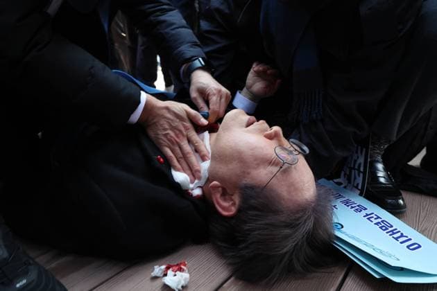 News Themen der Woche KW01 News Bilder des Tages (240102) -- BUSAN, Jan. 2, 2024 -- Lee Jae-myung, chief of South Korea s main opposition Democratic Party, lies on the ground after being stabbed in the neck during his visit to Busan, South Korea, Jan. 2, 2024. Lee was taken to a hospital after being attacked by an unidentified person, multiple local media reported Tuesday. During his visit to the country s southeastern port city of Busan, Lee was stabbed in his left neck by an unidentified man. The suspect carrying an unidentified weapon on his hand was arrested at the scene. (NEWSIS via Xinhua) SOUTH KOREA-BUSAN-OPPOSITION PARTY-LEE JAE-MYUNG-ATTACKED YaoxQilin 