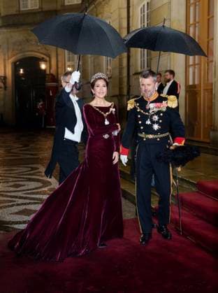 Bilder des Jahres 2024, Entertainment 01 Januar Entertainment Themen der Woche KW01 Denmark s future king and queen, Crown Prince Frederik and Crown Princess Mary arrives for the New Year s banquet at Amalienborg Castle, Copenhagen, Monday January 1, 2024. Queen Margrethe made most people amazed New Year s evening when, in what was to be her last New Year s speech, she announced that she was abdicating. , Copenhagen Denmark *** Denmark s future king and queen, Crown Prince Frederik and Crown Princess Mary arrives for the New Year s banquet at Amalienborg Castle, Copenhagen, Monday January 1, 2024 Queen Margrethe made most people amazed New Year s evening when, in what was to be her last New Year s speech, she announced that she was abdicating , Copenhagen Denmark  Copyright: KeldxNavntoft KeldxNavntoftx spdk20240101-202056-L