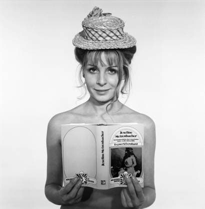 Josefine Mutzenbacher Josefine Mutzenbacher, Spielfilm, Deutschland 1970, Regie: Kurt Nachmann, Darsteller: Christine Schuberth mit der Buchlieteraturvorlage, Copyright: Kindermann EXPLICIT CONTENT! Nur redaktionelle Nutzung. Editorial usage only. KIN_7401003969 EDITORIAL USE ONLY