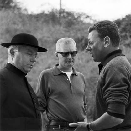 Das schwarze Schaf Das schwarze Schaf, Kriminalkomödie, Deutschland 1960, Regisseur Helmuth Ashley (rechts) im Gespräch mit Darsteller Heinz Rühmann, Copyright: Kindermann Nur redaktionelle Nutzung. Editorial usage only. KIN_7401004227 EDITORIAL USE ONLY