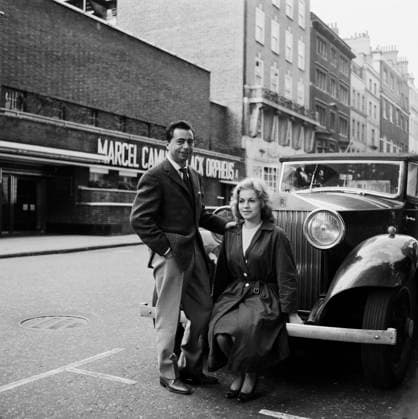 Das schwarze Schaf Das schwarze Schaf, Kriminalkomödie, Deutschland 1960, Regie: Helmuth Ashley, Darstellerin Katharina Herberg posiert mit historischem Auto beim Zwischenstop in London auf dem Weg nach Dublin, London Copyright: Kindermann Nur redaktionelle Nutzung. Editorial usage only. KIN_7401004359 EDITORIAL USE ONLY
