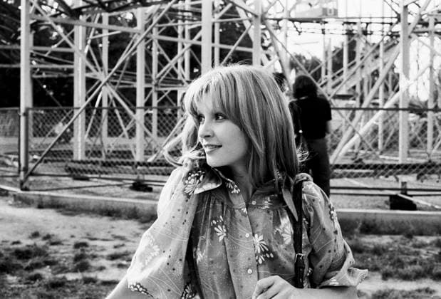 Bis zur bitteren Neige Bis zur bitteren Neige, Spielfilm nach dem Roman von Johannes Mario Simmel, Deutschland 1975, Regie: Gerd Oswald, Darstellerin Susanne Uhlen vor dem Gerüst eines Fahrgeschäfts im Prater in Wien, Wien Copyright: Kindermann Nur redaktionelle Nutzung. Editorial usage only. KIN_7401005839 EDITORIAL USE ONLY