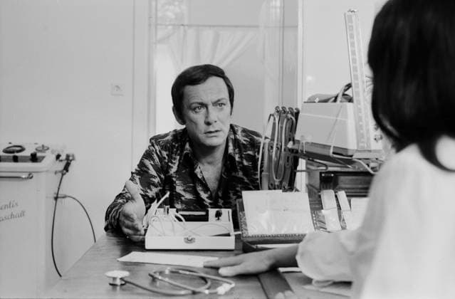 Bis zur bitteren Neige Bis zur bitteren Neige, Spielfilm nach dem Roman von Johannes Mario Simmel, Deutschland 1975, Regie: Gerd Oswald, Darsteller: Maurice Ronet, Christine Wodetzky (Rückansicht), Copyright: Kindermann Nur redaktionelle Nutzung. Editorial usage only. KIN_7401005909 EDITORIAL USE ONLY