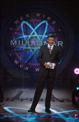 Günther Jauch: Wer wird Millionär? Günther Jauch stellt die Eingangsfrage den Teilnehmern in seiner Quizsendung Wer wird Millionär? , Deutschland Köln 2001., Hürth NRW Deutschland *** Günther Jauch Who will Millionaire Günther Jauch provides the Initial question the Participants in its Quiz show Who will Millionaire , Germany Cologne 2001 , Hürth NRW Germany Copyright: HempelxDigital HEM_880000393 Nur redaktionelle Nutzung. Editorial usage only. HEM_880000393 EDITORIAL USE ONLY