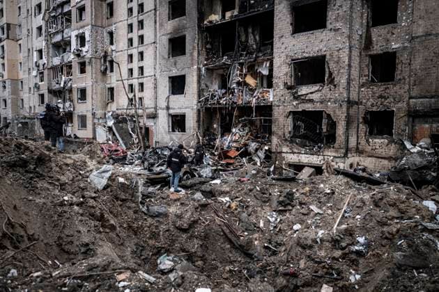 Bilder des Jahres 2024, News 01 Januar News Themen der Woche KW01 News Bilder des Tages - UKR - Massive missile strike on Kyiv - 2 January 2023 - 02 01 2024 - Ukraine Kiev Oblast Kyiv - In the residential district of Solomyanka, a 9-storey building with 10 stairwells was hit early this morning. Two elderly people were killed and 49 other residents injured.? During the night, Russia launched a major air attack on Ukraine. The missile crater. During the night Russia launched a vast air attack on Ukraine. An initial wave of 35 Shahed drones was launched at 2.30am, followed by 99 Kalibre and Kindjal (supersonic) missiles. According to the Ukrainian authorities, 72 were shot down. A dozen hit the capital, killing at least 2 people and injuring around a hundred.  NicolasxCleuetx xLexPictorium LePictorium_0287582