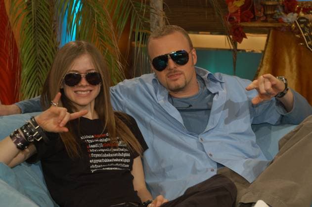 Stefan Raab tv total Zu Gast bei der Fernsehsendung tv total die franko-kanadische Rock- und Pop-Sängerin und Songwriterin Avril Lavigne mit Band am Schreibtisch mit Moderator Stefan Raab, Deutschland 2002., Köln NRW Deutschland