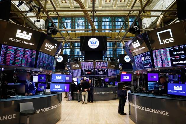 News Themen der Woche KW01 News Bilder des Tages Traders work on the floor of the New York Stock Exchange (NYSE) on the first trading day of 2024 on Wall Street in New York City on Tuesday, January 2, 2024. US stocks began the day lower Tuesday morning on the first day of trading in 2024.  NYP20240102106 JohnxAngelillo