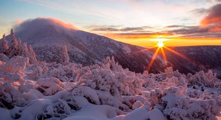  Winterlicher Sonnenaufgang im Riesengebirge mit Blick auf den ?nie?ka Gipfel. Karkonosze Nationalpark, Polen, Europa *** Winterlicher Sunrise at Giant Mountains with View at the never Ka Summit Karkonosze National Park, Poland, Europe Copyright: imageBROKER/AdamxJemielita ibxaje09998358.jpg