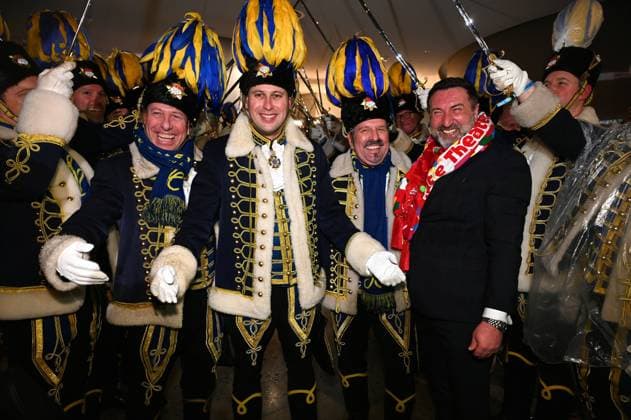 Bilder des Jahres 2024, Entertainment 01 Januar Entertainment Themen der Woche KW01 Entertainment Bilder des Tages Kölner Karneval Dreigestirn für die Karnevalsession 2023 2024. l-r : Jungfrau Frieda (Friedrich Klupsch), Prinz Karneval Sascha I. (Sascha Klupsch) und der Bauer Werner (Werner Klupsch) beim Einzug in ihre Hofburg, dem Dorint Hotel am Heumarkt und bekommen den Schlüssel *** Cologne Carnival triumvirate for the 2023 2024 carnival season l r Maid Frieda Friedrich Klupsch , Prince Carnival Sascha I Sascha Klupsch and farmer Werner Werner Klupsch moving into their court residence, the Dorint Hotel am Heumarkt, and receiving the key