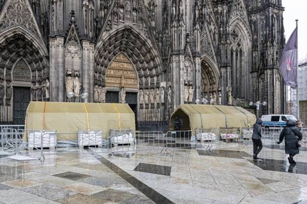 News Themen der Woche KW01 Die Kölner Polizei hat auch im neuen Jahr die Sicherheitsmaßnahmen rund um den Dom aufrechterhalten. Beamte bewachen mit Maschinengewehren den Zugang zur Kathedrale. Besucher werden in einem mobilen Vorzelt am Gotteshaus in enger Kooperation mit den Domschweizern kontrolliert. Die Maßnahmen wurden nach einem Terroralarm im Dezember 2023 eingeführt. 02.01.2024 Köln Innenstadt NRW Deutschland *** Cologne police have maintained security measures around the cathedral in the new year Officers guard access to the cathedral with machine guns Visitors are checked in a mobile awning at the place of worship in close cooperation with the Cathedral Swiss The measures were introduced following a terror alert in December 2023 02 01 2024 Cologne city