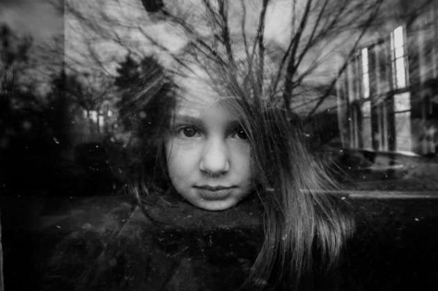 Creative Highlights Symbolbilder Girl in window with tree Milwaukee, Wisconsin, United States R_AZBI220202-914404-01 ,model released, Symbolfoto