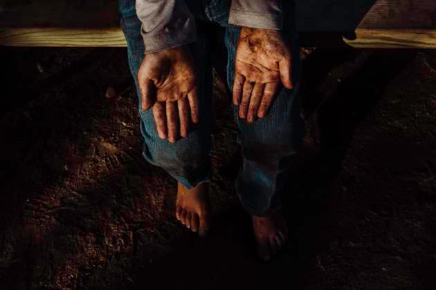 Creative Highlights Symbolbilder Little boy with dirty hands Crystal Lake, Wisconsin, United States R_AZBI220202-914407-01 ,model released, Symbolfoto