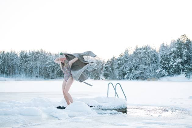 Creative Highlights Symbolbilder woman putting on a robe after taking a frozen water plunge Stockholm, Stockholm County, Sweden CR_RABE240102-1314091-01 ,model released, Symbolfoto