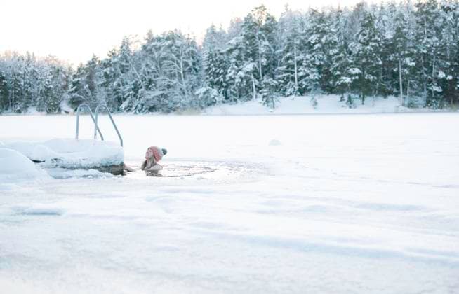 woman taking a ice water plunge in the baltic sea in Scandinavia Stockholm, Stockholm County, Sweden CR_RABE240102-1314099-01 ,model released, Symbolfoto