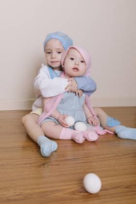 Creative Highlights Symbolbilder Two sisters play Easter bunnies Sochi, Krasnodar Krai, Russia R_DGAA220204-919411-01 ,model released, Symbolfoto