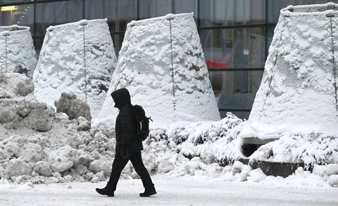 Bilder des Jahres 2024, News 01 Januar News Themen der Woche KW01 News Bilder des Tages Man walks on the street in freezing temperature in Helsinki, Finland on 3rd January, 2024. Finland is experiencing cold weather with -40c degrees in the North Finland and capital Helsinki with -15c degrees. Helsinki Finland  Copyright: xHeikkixSaukkomaax LKLAPH20240103095603X159