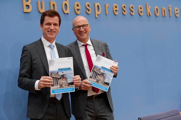 News Themen der Woche KW01 News Bilder des Tages Städte und Gemeinden finaziell entlasten 2024-01-03 - Deutschland, Berlin - Bundespressekonferenz: Rückblick 2023 Ausblick 2024 des Deutschen Städte- und Gemeindebundes (DStGB). Im Bild v.l. Dr. AndrÃ Berghegger, Geschäftsführendes Präsidialmitglied Deutscher Städt- und Gemeindebund, und Uwe Brandl, Präsident Deutscher Städte- und Gemeindebund und Erster Bürgermeister der Stadt Abensberg. *** Financial relief for cities and municipalities 2024 01 03 Germany, Berlin Federal Press Conference Review 2023 Outlook 2024 of the German Association of Towns and Municipalities DStGB In the picture from left Dr. AndrÃ Berghegger, Managing Member of the Executive Board of the German Association of Towns and Municipalities, and Uwe Brandl,