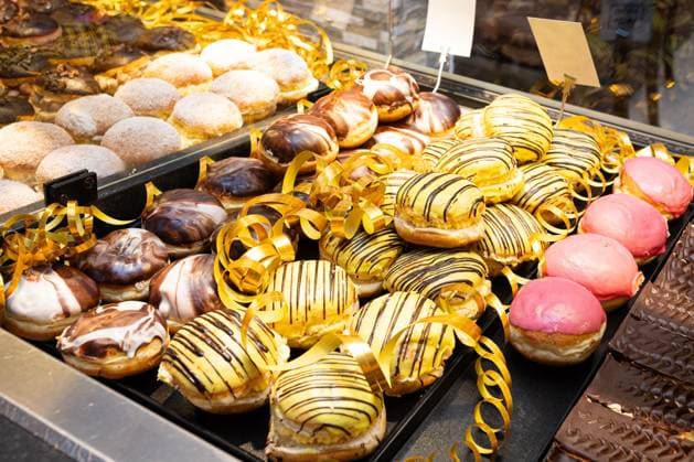 IMAGO Creative, Gesellschaft, Fasching Deutschland 30. Dezember 2023: Im Bild: Berliner Pfannkuchen, Berliner, Krapfen ist ein Siedegebäck aus süßem Hefeteig mit einer Füllung in verschiedenen Variation, sie werden besonders gerne zu Silvester und Fasching, Karneval gegessen. Landkreis Osnabrück Niedersachsen *** Germany 30 December 2023 In the picture Berliner Pfannkuchen, Berliner, Krapfen is a boiled pastry made of sweet yeast dough with a filling in different variations, they are especially popular on New Years Eve and carnival, carnival eaten district of Osnabrück Lower Saxony Copyright: xFotostandx xGelhotx