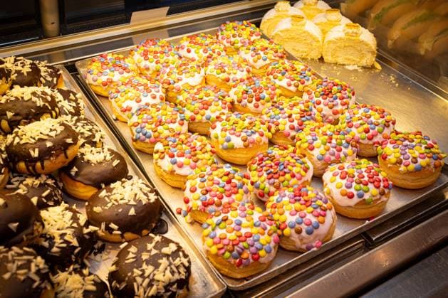 Deutschland 30. Dezember 2023: Im Bild: Berliner Pfannkuchen, Berliner, Krapfen ist ein Siedegebäck aus süßem Hefeteig mit einer Füllung in verschiedenen Variation, sie werden besonders gerne zu Silvester und Fasching, Karneval gegessen. Landkreis Osnabrück Niedersachsen *** Germany 30 December 2023 In the picture Berliner Pfannkuchen, Berliner, Krapfen is a boiled pastry made of sweet yeast dough with a filling in different variations, they are especially popular on New Years Eve and carnival, carnival eaten district of Osnabrück Lower Saxony Copyright: xFotostandx xGelhotx