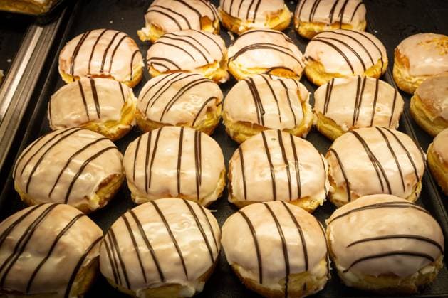 Deutschland 30. Dezember 2023: Im Bild: Berliner Pfannkuchen, Berliner, Krapfen ist ein Siedegebäck aus süßem Hefeteig mit einer Füllung in verschiedenen Variation, sie werden besonders gerne zu Silvester und Fasching, Karneval gegessen. Landkreis Osnabrück Niedersachsen *** Germany 30 December 2023 In the picture Berliner Pfannkuchen, Berliner, Krapfen is a boiled pastry made of sweet yeast dough with a filling in different variations, they are especially popular on New Years Eve and carnival, carnival eaten district of Osnabrück Lower Saxony Copyright: xFotostandx xGelhotx