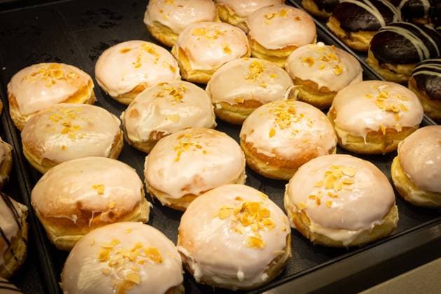 Deutschland 30. Dezember 2023: Im Bild: Berliner Pfannkuchen, Berliner, Krapfen ist ein Siedegebäck aus süßem Hefeteig mit einer Füllung in verschiedenen Variation, sie werden besonders gerne zu Silvester und Fasching, Karneval gegessen. Landkreis Osnabrück Niedersachsen *** Germany 30 December 2023 In the picture Berliner Pfannkuchen, Berliner, Krapfen is a boiled pastry made of sweet yeast dough with a filling in different variations, they are especially popular on New Years Eve and carnival, carnival eaten district of Osnabrück Lower Saxony Copyright: xFotostandx xGelhotx