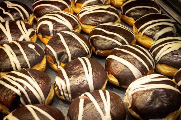 Deutschland 30. Dezember 2023: Im Bild: Berliner Pfannkuchen, Berliner, Krapfen ist ein Siedegebäck aus süßem Hefeteig mit einer Füllung in verschiedenen Variation, sie werden besonders gerne zu Silvester und Fasching, Karneval gegessen. Landkreis Osnabrück Niedersachsen *** Germany 30 December 2023 In the picture Berliner Pfannkuchen, Berliner, Krapfen is a boiled pastry made of sweet yeast dough with a filling in different variations, they are especially popular on New Years Eve and carnival, carnival eaten district of Osnabrück Lower Saxony Copyright: xFotostandx xGelhotx