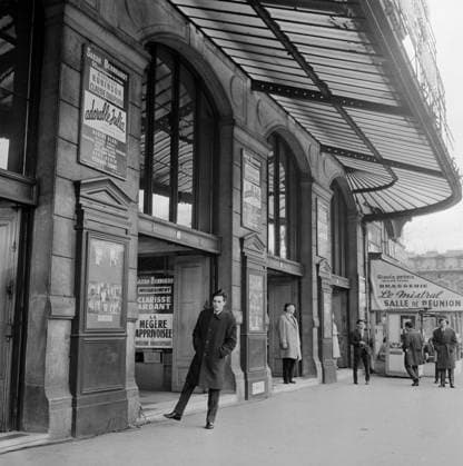 Der Teufel und die Zehn Gebote Der Teufel und die Zehn Gebote, aka Le Diable et les Dix commandements, Episodenfilm, Frankreich 1962, Regie: Julien Duvivier, Darsteller: Alain Delon vor einem Theater, Copyright: Kindermann Nur redaktionelle Nutzung. Editorial usage only. KIN_7401006235 EDITORIAL USE ONLY