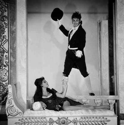 Frau Wirtin hat auch eine Nichte Frau Wirtin hat auch eine Nichte, Filmkomödie, Österreich Deutschland Italien, Regie: Franz Antel, Darsteller: Judith Dornys und Harald Leipnitz beim Nachstellen einer allegorischen Szene, Copyright: Kindermann Nur redaktionelle Nutzung. Editorial usage only. KIN_7401006601 EDITORIAL USE ONLY