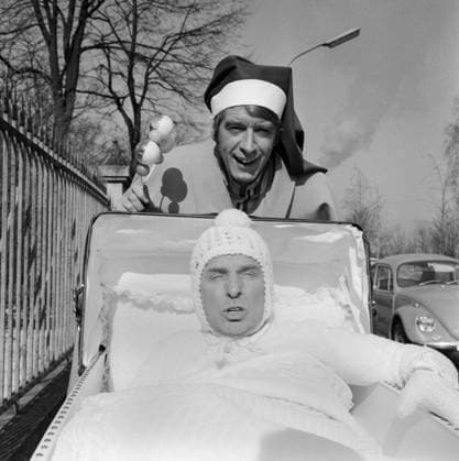 Crazy - total verrückt Crazy - total verrückt, aka Rudi lass das Mausen sein, Spielfilm, Deutschland 1973, Regie: Franz Josef Gottlieb, Promotionsfoto rund um den Film mit den Darstellern Rudi Carrell und Georg Thomalla im Kinderwagen, Bayern Copyright: Kindermann Nur redaktionelle Nutzung. Editorial usage only. KIN_7401007078 EDITORIAL USE ONLY