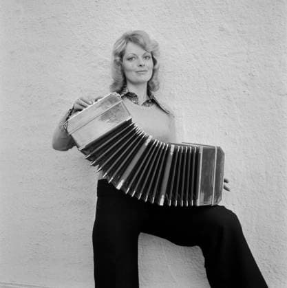 Crazy - total verrückt Crazy - total verrückt, aka Rudi lass das Mausen sein, Spielfilm, Deutschland 1973, Regie: Franz Josef Gottlieb, Promotionsfoto rund um den Film mit Darstellerin Angelica Ott mit Ziehharmonika, Bayern Copyright: Kindermann Nur redaktionelle Nutzung. Editorial usage only. KIN_7401007110 EDITORIAL USE ONLY