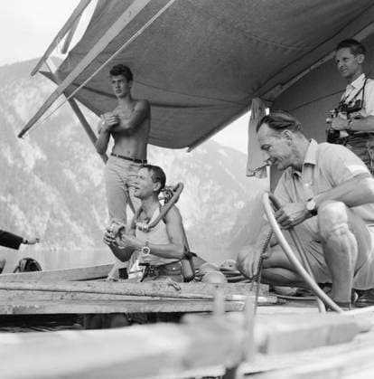 Der Schatz vom Toplitzsee Der Schatz vom Toplitzsee, aka Schüsse im Morgengrauen, Kriminalfilm, Deutschland 1959, Regisseur Franz Antel (Brille) am Set, Steiermark Copyright: Kindermann Nur redaktionelle Nutzung. Editorial usage only. KIN_7401007137 EDITORIAL USE ONLY