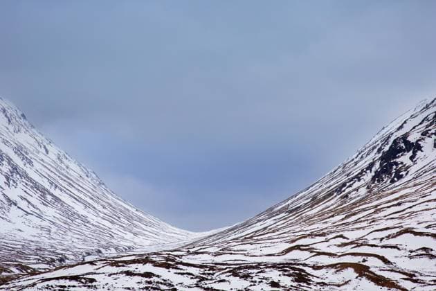 Creative Highlights World Tal zwischen den Bergen Beinn Fhada, Ben Attow und Stob Dubh im Schnee im Winter, Glen Coe, Schottische Highlands, Schottland, Großbritannien, Europa *** Valley between the Bergen Beinn Fhada, Ben Attow and Stob dubh at Snow at Winter, Glen Coe, Scottish Highlands, Scotland, Great Britain, Europe Copyright: imageBROKER/alimdix/xArterrax/xSven-ErikxArndt ibltsm10002868.jpg