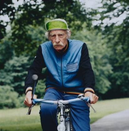 UNSER HAUS REICHT NUR FÜR DREI Unser Haus reicht nur für Drei, ZDF Fernsehfilm, Deutschland, 1986, Szene: Sigfrit Steiner auf dem Fahrrad. Unser Haus reicht nur für Drei, TV film, Germany, 1986, scene: Sigfrit Steiner on bicycle, Deutschland Copyright: kpa kpa_55050377 EDITORIAL USE ONLY