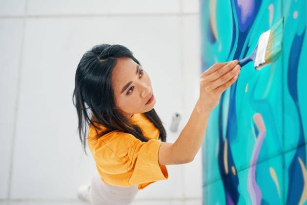 Creative Highlights Symbolbilder Female street artist painting colorful graffiti with paintbrushe on wall Female street artist painting colorful graffiti with paintbrushe on wall Modern art, urban concept. ,model released, Symbolfoto Copyright: xZoonar.com ViktorxGladkovx 20762959 ,model released, Symbolfoto ,property released
