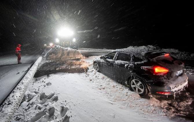 News Themen der Woche KW01 News Bilder des Tages EKERÖD, SVERIGE 20240104 Hjullastare och bärgare pa plats för att fa loss bilar och lastbilar som sitter fast vid Ekerödsrasten pa E22 under snökaoset pa E22 i Skane natten till torsdagen. Uppemot 1000 bilar har suttit fast i kö pa grund av stora mängder snö som fallit pa vägbanan och begränsat framkomligheten, enligt polisen. HÖRBY SVERIGE x50090x *** EKERÖD, SWEDEN 20240104 Wheel loaders and salvagers on site to free cars and trucks stuck at the Ekerödsrasten on the E22 during the snow chaos on the E22 in Skane during the night to Thursday Up to 1000 cars have been stuck in the queue due to large amounts of snow that fell on the roadway and limited accessibility, according to the police HÖRBY SVERIGE x50090x  Copyright: xJohanxNilsson TTx 1000-TALS FORDON FAST I SNÖKAOS I SKANE GwpKr1ePt04