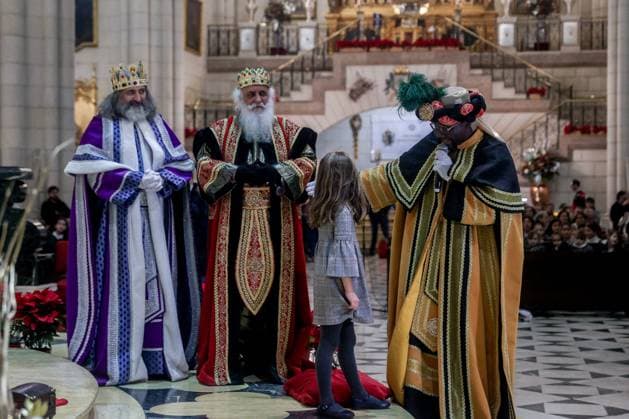 News Themen der Woche KW01 News Bilder des Tages Three Wise Men in Almudena Cathedral - Madrid The Three Wise Men during a prayer at the Almudena Cathedral, January 3, 2024, in Madrid, Spain. Archbishop Cobo called the children of Madrid to join in a prayer. Afterwards, the Three Wise Men visited the children so that they could give them their letters of wishes. Photo by Ricardo Rubio Europa Press ABACAPRESS.COM Madrid Spain  Copyright: xEuropaxPress ABACAx