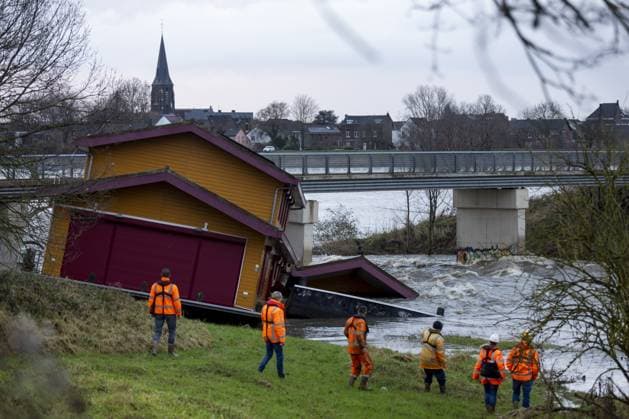 Bilder des Jahres 2024, News 01 Januar News Themen der Woche KW01 News Bilder des Tages MAASTRICHT - A houseboat came to a halt against a bridge on the Stuwweg after it became loose due to the strong current over the broken dam. This threatens to cause the bridge to collapse. ANP SEM VAN DER WAL netherlands out - belgium out  Copyright: xx x487651401x originalFilename: 487651401.jpg