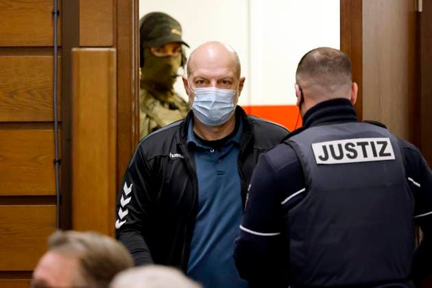 Bilder des Jahres 2024, News 01 Januar News Themen der Woche KW01 News Bilder des Tages Der Angeklagte Thomas Drach bei seinem Strafprozess vor dem Kölner Landgericht. Der frühere Reemtsma-Entführer soll vier Geldtransporter in Köln, Frankfurt am Main und Limburg überfallen haben. Nach fast zwei Jahren geht der Prozess gegen Deutschlands wohl bekanntesten Schwerverbrecher zu Ende - das Urteil gegen den früheren Reemtsma-Entführer könnte heute fallen. Köln, 04.01.2024 NRW Deutschland *** The defendant Thomas Drach at his criminal trial before the Cologne Regional Court The former Reemtsma hijacker is accused of robbing four cash transporters in Cologne, Frankfurt am Main and Limburg After almost two years, the trial against Germanys most famous serious criminal is coming to an end the verdict against the former Reemtsm Copyright: xChristophxHardtx