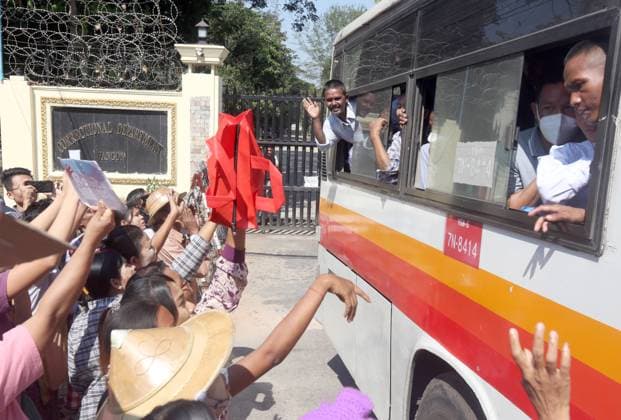News Themen der Woche KW01 News Bilder des Tages (240104) -- YANGON, Jan. 4, 2024 -- A bus carrying prisoners granted amnesty on Myanmar s 76th Anniversary of Independence Day departs from the Insein Prison in Yangon, Myanmar, Jan. 4, 2024. Myanmar s State Administration Council on Thursday pardoned over 9,000 prisoners to mark the country s 76th Anniversary of Independence Day. (Photo by Xinhua) MYANMAR-YANGON-PRISONERS-AMNESTY HaymhanxAung 