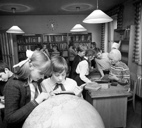 Bibliothek im Pionierhaus Juri Gagarin Karl-Marx-Stadt In der Kinderbibliothek des Pionierhauses Juri Gagarin findet fast jeder Leser die passende Freizeitlektüre. Zudem steht eine Phonothek zu Verfügung bzw. können Bilder ausgeliehen werden. Karl-Marx-Stadt Sachsen Germany *** Library at Pioneer house Yuri Gagarin Karl Marx City in the Children s library of Pioneer house Yuri Gagarin finds Almost any Reader the appropriate Recreational reading also is a Phonotheque to Order or can pictures borrowed become Karl Marx City Saxony Germany Bibliothek1901-73 (1)