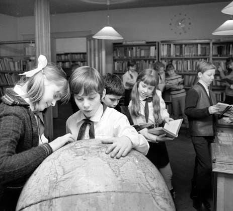 Bibliothek im Pionierhaus Juri Gagarin Karl-Marx-Stadt In der Kinderbibliothek des Pionierhauses Juri Gagarin findet fast jeder Leser die passende Freizeitlektüre. Zudem steht eine Phonothek zu Verfügung bzw. können Bilder ausgeliehen werden. Karl-Marx-Stadt Sachsen Germany *** Library at Pioneer house Yuri Gagarin Karl Marx City in the Children s library of Pioneer house Yuri Gagarin finds Almost any Reader the appropriate Recreational reading also is a Phonotheque to Order or can pictures borrowed become Karl Marx City Saxony Germany Bibliothek1901-73 (3)