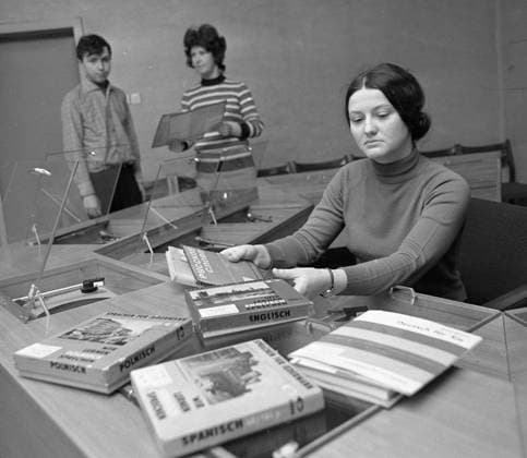 Bibliothek im Pionierhaus Juri Gagarin Karl-Marx-Stadt In der Kinderbibliothek des Pionierhauses Juri Gagarin findet fast jeder Leser die passende Freizeitlektüre. Zudem steht eine Phonothek zu Verfügung bzw. können Bilder ausgeliehen werden. Karl-Marx-Stadt Sachsen Germany *** Library at Pioneer house Yuri Gagarin Karl Marx City in the Children s library of Pioneer house Yuri Gagarin finds Almost any Reader the appropriate Recreational reading also is a Phonotheque to Order or can pictures borrowed become Karl Marx City Saxony Germany Bibliothek1901-73 (4)