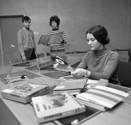 Bibliothek im Pionierhaus Juri Gagarin Karl-Marx-Stadt In der Kinderbibliothek des Pionierhauses Juri Gagarin findet fast jeder Leser die passende Freizeitlektüre. Zudem steht eine Phonothek zu Verfügung bzw. können Bilder ausgeliehen werden. Karl-Marx-Stadt Sachsen Germany *** Library at Pioneer house Yuri Gagarin Karl Marx City in the Children s library of Pioneer house Yuri Gagarin finds Almost any Reader the appropriate Recreational reading also is a Phonotheque to Order or can pictures borrowed become Karl Marx City Saxony Germany Bibliothek1901-73 (5)