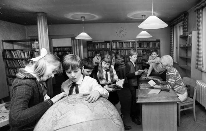 Bibliothek im Pionierhaus Juri Gagarin Karl-Marx-Stadt In der Kinderbibliothek des Pionierhauses Juri Gagarin findet fast jeder Leser die passende Freizeitlektüre. Zudem steht eine Phonothek zu Verfügung bzw. können Bilder ausgeliehen werden. Karl-Marx-Stadt Sachsen Germany *** Library at Pioneer house Yuri Gagarin Karl Marx City in the Children s library of Pioneer house Yuri Gagarin finds Almost any Reader the appropriate Recreational reading also is a Phonotheque to Order or can pictures borrowed become Karl Marx City Saxony Germany Bibliothek1901-73 (6)