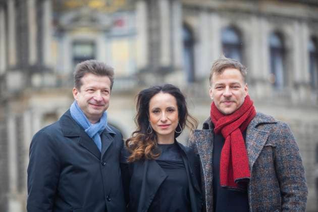 Entertainment Themen der Woche KW01 Entertainment Bilder des Tages Pressetermin Semperopernball 2024 Wolf-Dieter Jacobi, Vorsitzender des Semper Opernball e.V., Stephanie Stumph und Tom Wlaschiha Pressetermin zur Moderation des SemperOpernballs 2024. Dresden Sachsen GERMANY *** Press event Semper Opera Ball 2024 Wolf Dieter Jacobi, Chairman of the Semper Opera Ball e V , Stephanie Stumph and Tom Wlaschiha Press event for the moderation of the Semper Opera Ball 2024 Dresden Saxony GERMANY