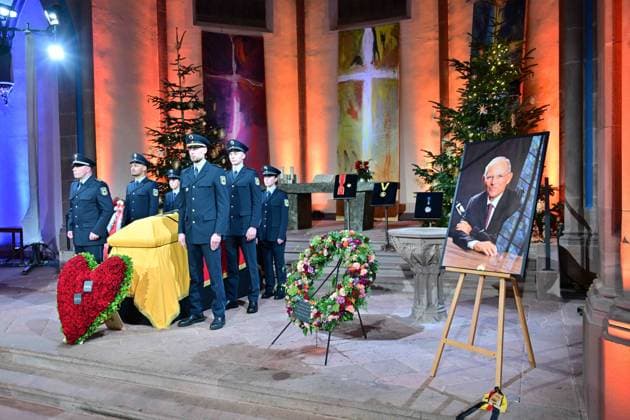 Bilder des Jahres 2024, News 01 Januar News Themen der Woche KW01 News Bilder des Tages Der fruehere Bundestagspraesident Wolfgang Schaeuble (Schäuble, CDU) wird am 05.01.2024 in Offenburg beigesetzt. Dem Begraebnis geht ein Trauergottesdienst in der Evangelischen Stadtkirche voraus (Foto vom 05.01.2024: Polizeibeamte neben dem Sarg sowie Kranz und Portraitfoto von Schaeuble, aufgenommen vor dem Gottesdienst in der Stadtkirche). Anschliessend soll der Sarg mit einem militaerischen Ehrengeleit durch die Stadt zum Waldbachfriedhof zur Beisetzung gebracht werden. Der fruehere Bundesminister, Parlamentspraesident und dienstaelteste Abgeordnete Schaeuble war am 26. Dezember im Alter von 81 Jahren in seiner Heimatstadt Offenburg gestorben. (Siehe epd-Meldung vom 05.01.2024) EDITORIAL USE ONLY *** Former Bundestag President Wolfgang Copyright: epd-bild ThomasxLohnes TL8_2415