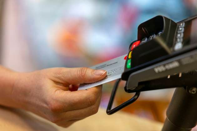 03.01.2024, Frau bezahlt mit der EC-Karte im Geschäft. 03.01.2024, Kartenzahlung 03.01.2024, Kartenzahlung *** 03 01 2024, Woman pays with EC card in store 03 01 2024, Card payment 03 01 2024, Card payment